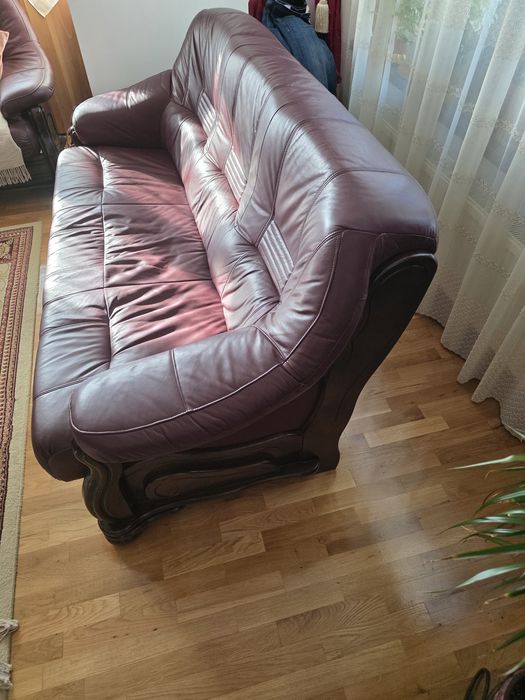 Set de canapele din piele naturala montată pe structura de lemn.