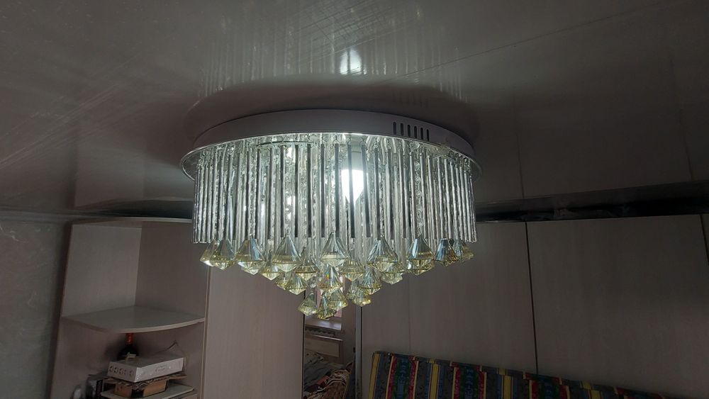 Продам люстру в зал либо в  гостиную