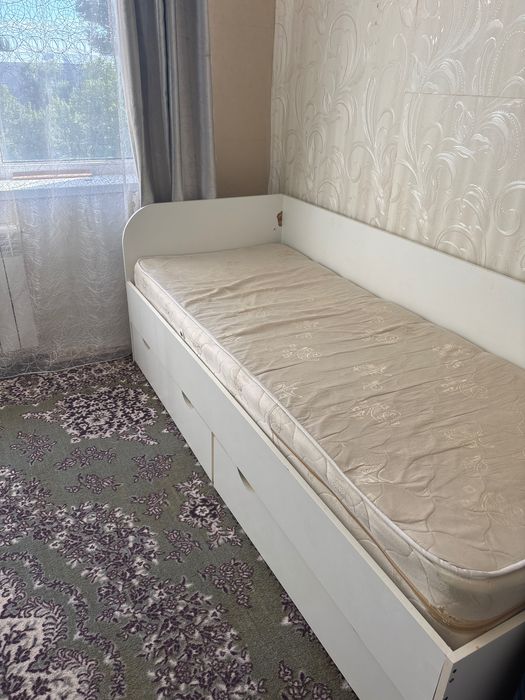 Продам кровать с матрасом