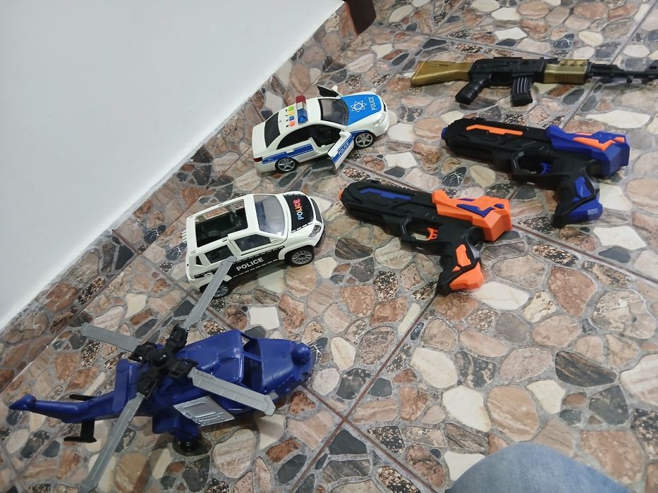Jucarii Noriel masini Politie, elicopter SWAT, 2 pistoale si pusca
Pistolalele se pot incarca cu cartuse de burete care se pot cumpara separat de