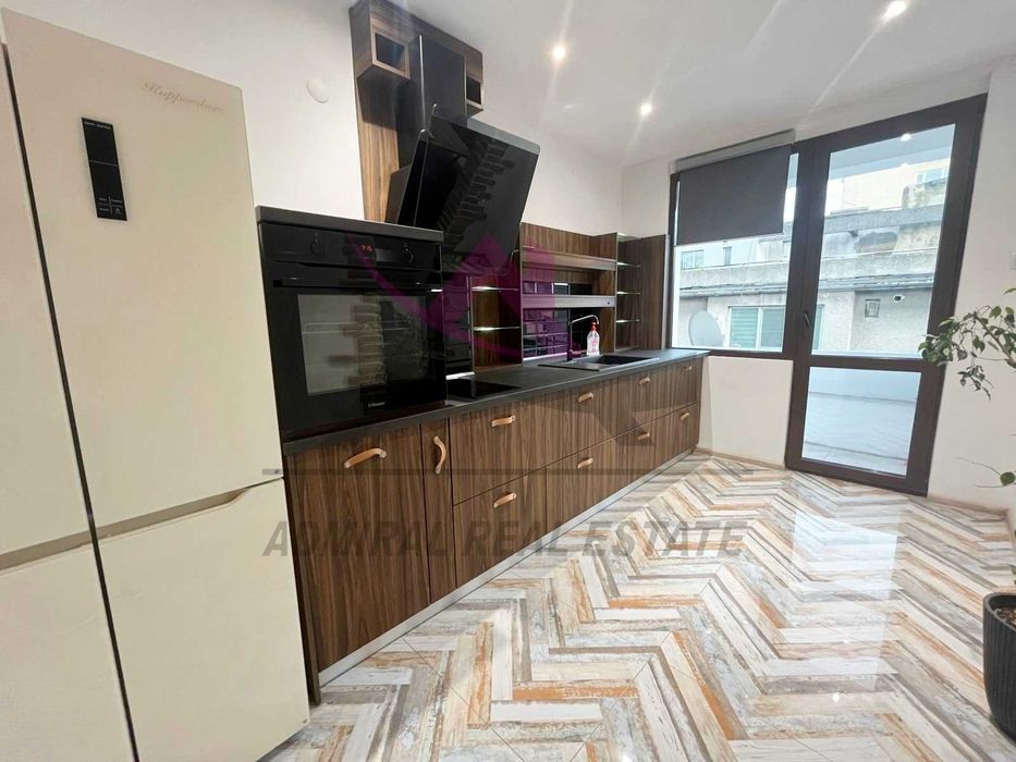 Дава се под наем Двустаен апартамент в Варна, Червен площад - 74 кв.м за 818 € - Снимка #1