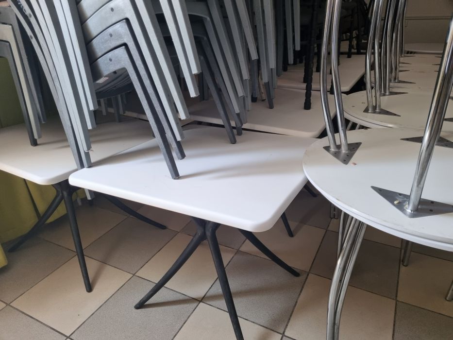 Стол стулья много есть