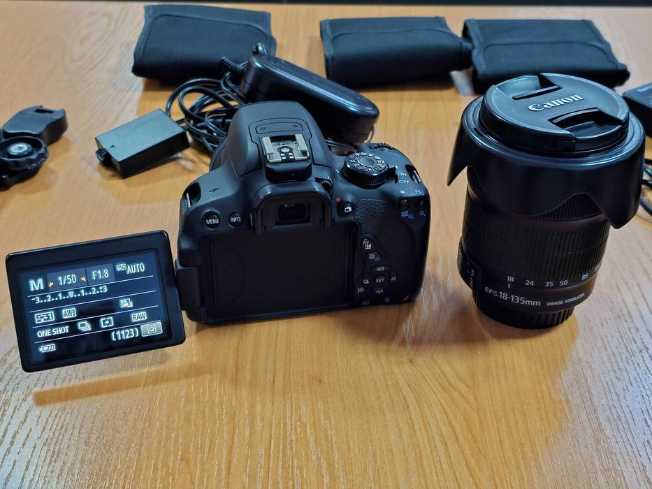 Продаю комплект Canon 700D, 18-135мм STM, 50мм STM, полный набор