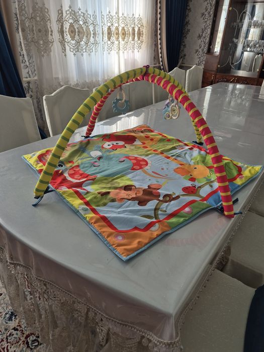 Детский коврик с игрушками