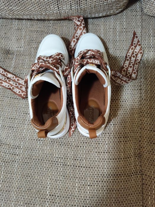 Vând adidași Michael Kors model  Women's Georgie Bow Trainer Sneakers