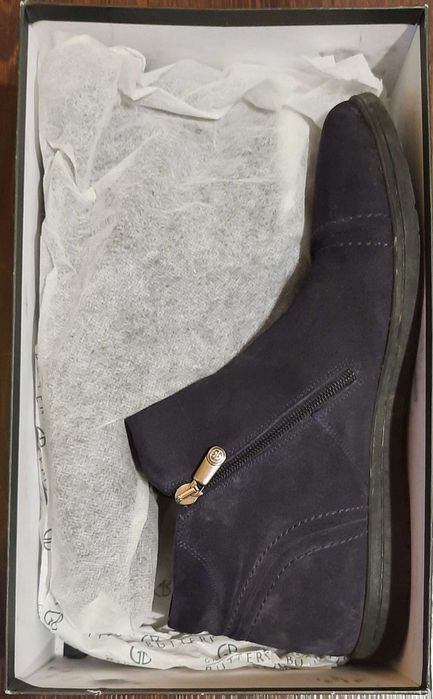 Ботинки из натурального нубука и меха, размер 42.