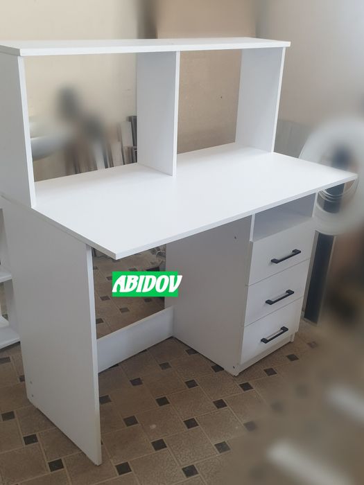 Универсальный стол для школьника. Есть в наличии.
