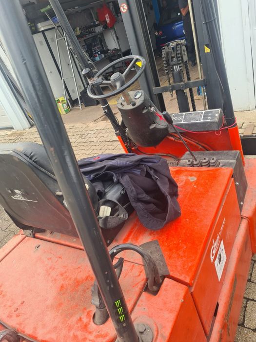 Stivuitor Electric cu stație de încărcare