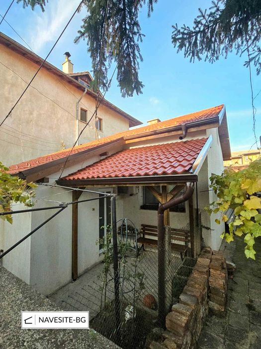 Изработка на Ветроупорни завеси, Сенници, Врати за навеси и Навеси!