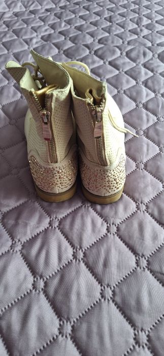 Боти с камъчета в бежов цвят