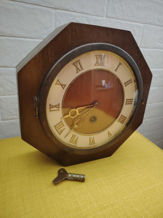 Настолен механичен часовник Весна