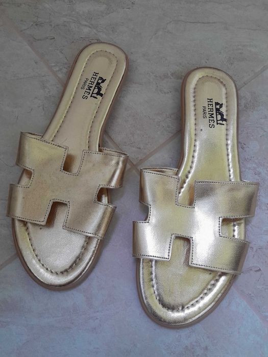 Златисти нови чехли