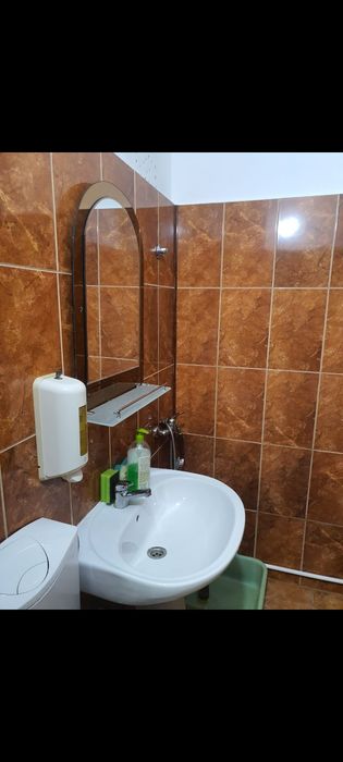 Închiriez garsoniera.