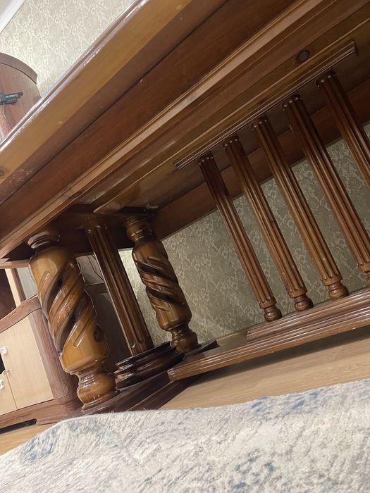 Продам стол деревянный лакированный