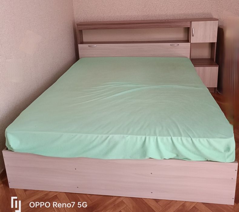 Продам кровать с двумя тумбочками