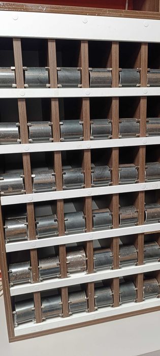 Продавам стелаж за цигари с ниша за кафе машина