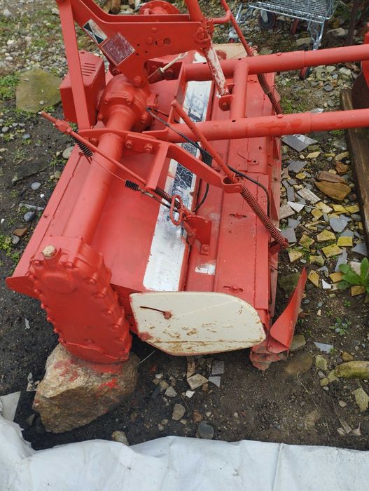 Продавам фреза малък трактор.