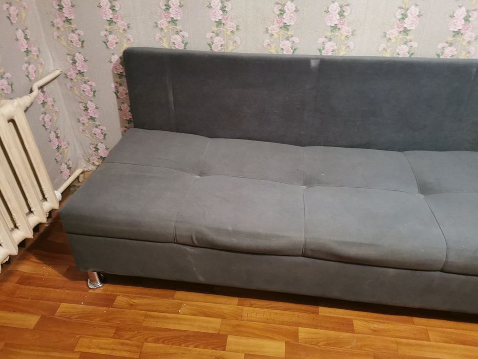 Продам диван.  синий в хорошем состоянии