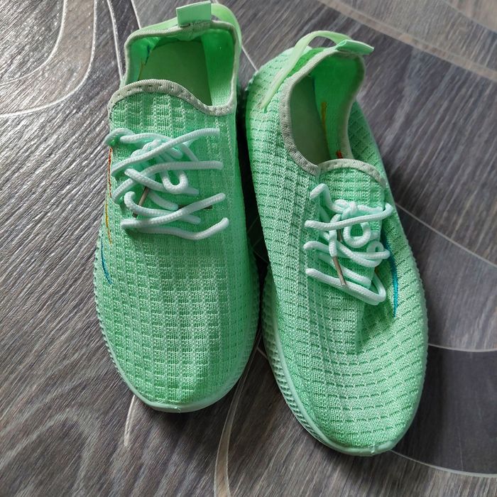 Продам кроссовки