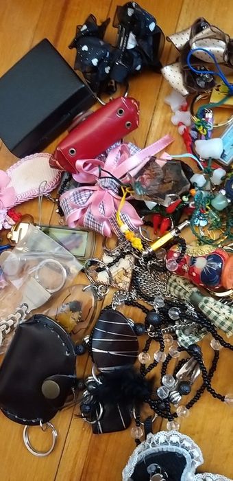 Брелки и заколки бижутерия