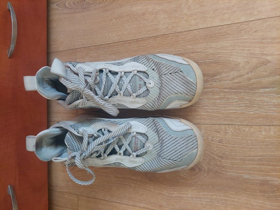 Vând o pereche de adidasi aerospace 720