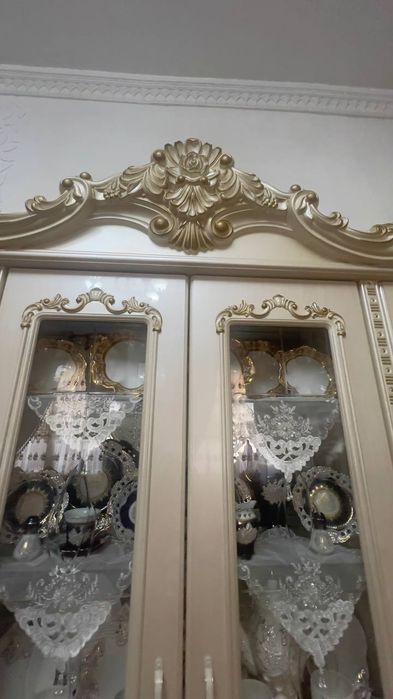 Vitrina stenka sotiladi