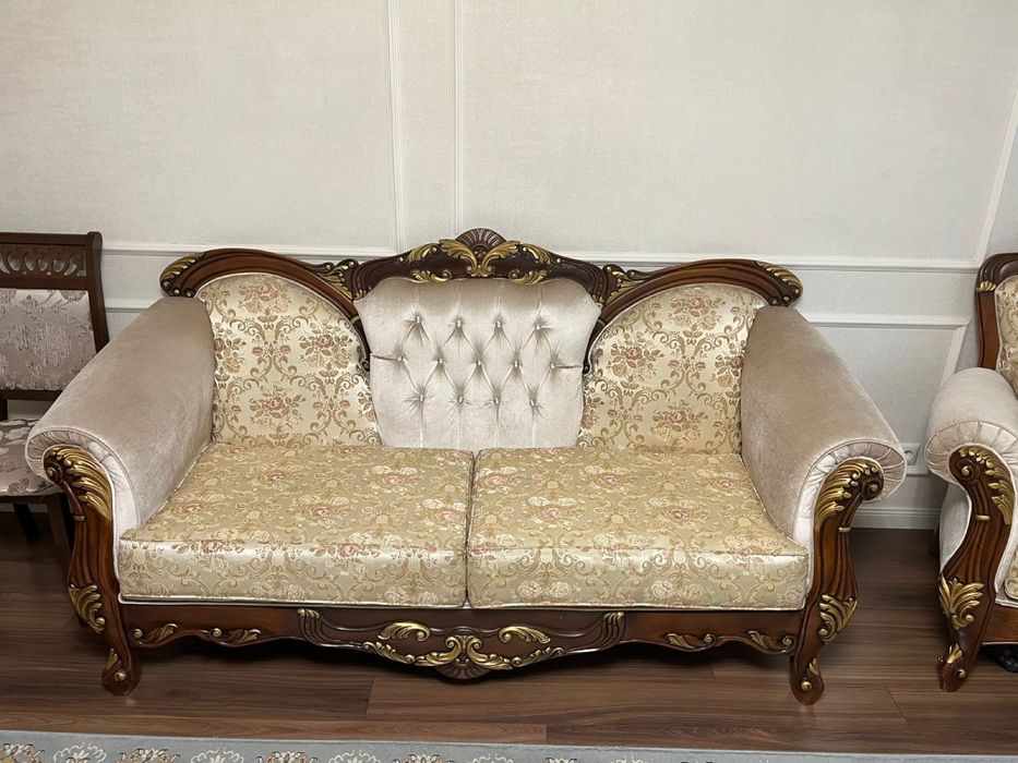 Продам диван и двумя креслами