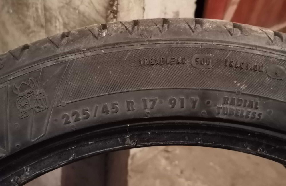 Продавам 2 броя летни гуми 225.45.17 дот 2019 Viking