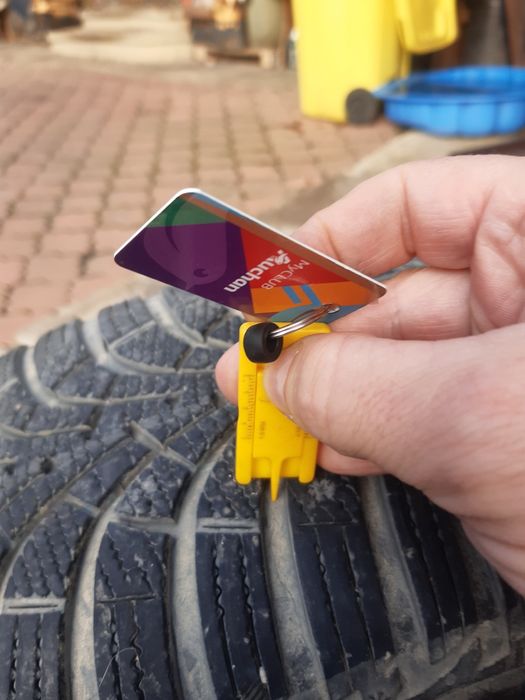 Vând anvelope de iarnă GOODYEAR  UltraGRIP 205/60 R16 500lei