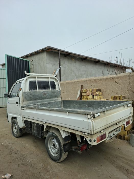 Машина 2021 йил мотор очилмаган онг тараф ешигида краскаси бор