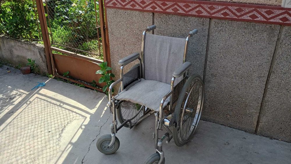 vand scaun cu wc toaleta si scaun cu rotile pentru persoane cu dizabilitati 350 lei neg
