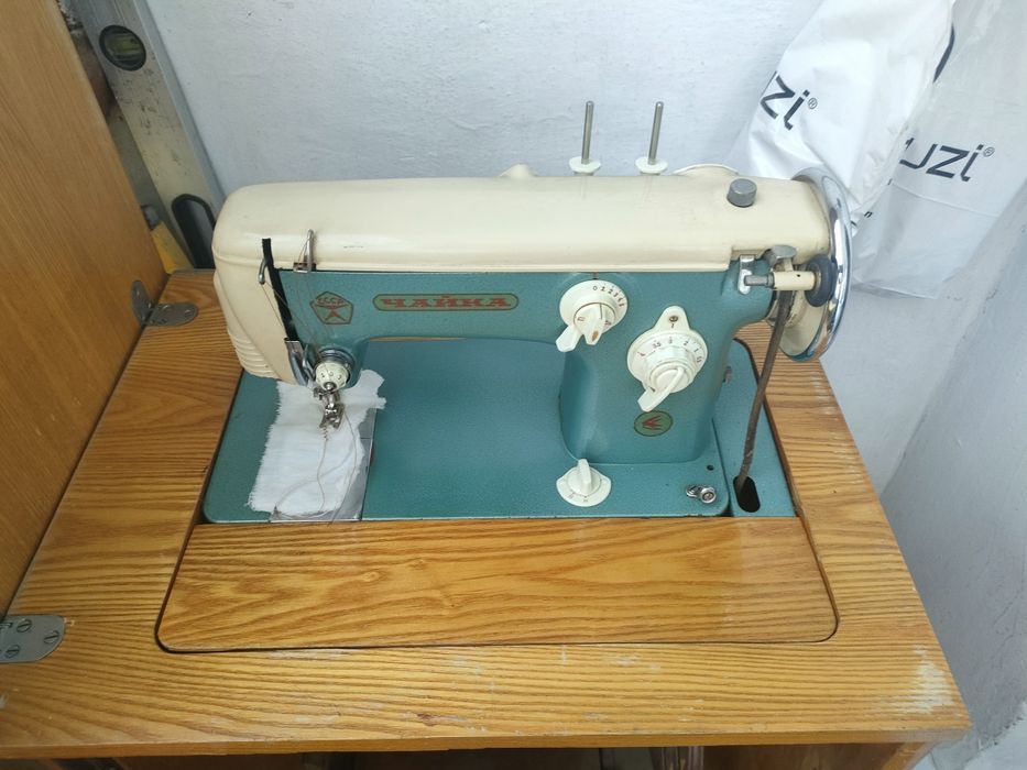 Продам швейную машинку