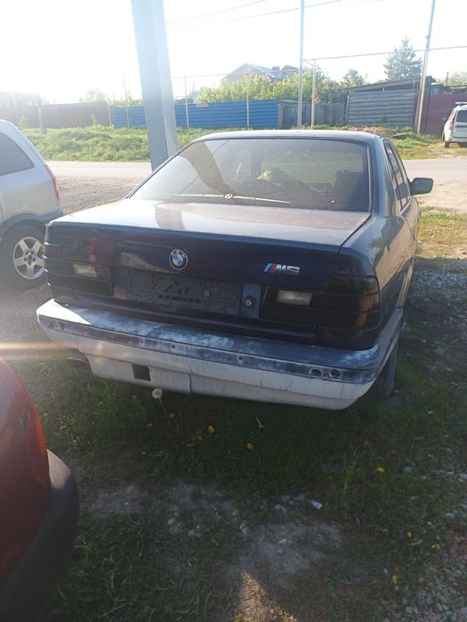 Автомобиль БМВ е34