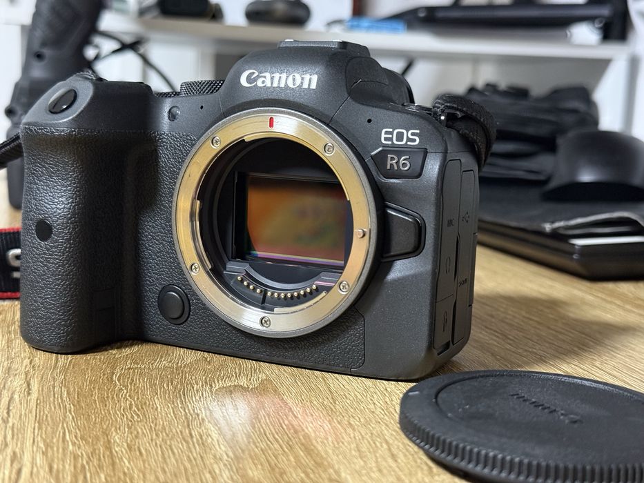 Canon EOS R6 body - 36k cadre - Stare impecabila - accesorii extra