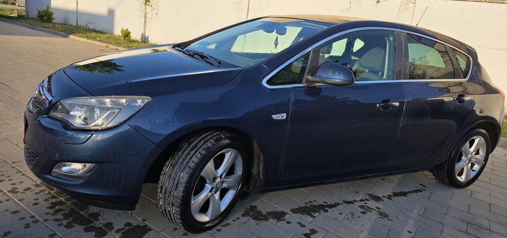 Opel Astra J 2011