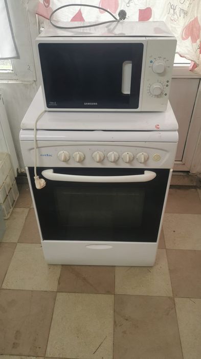 Vând aragaz și cuptor cu microunde vând urgent