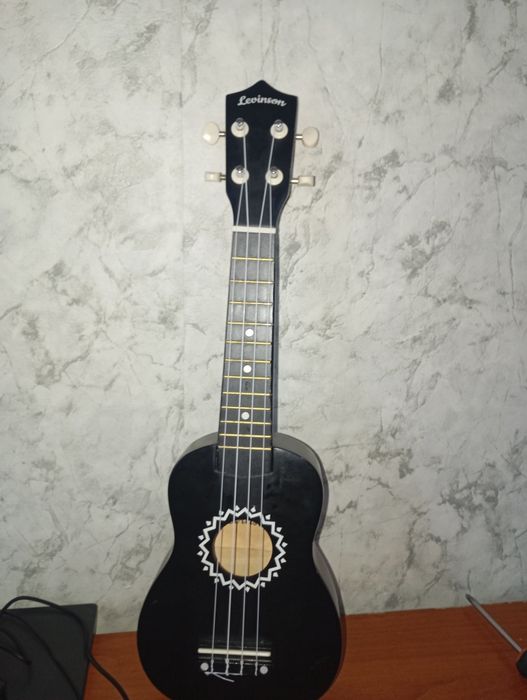 Укулеле,Levinson