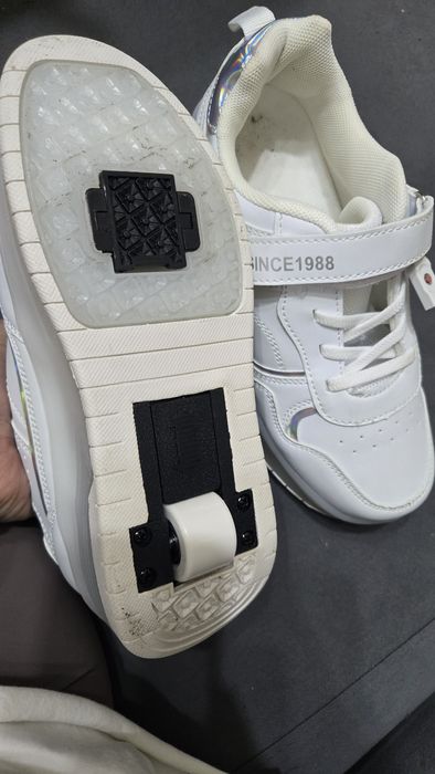 Продам кроссовки на колёсах 36