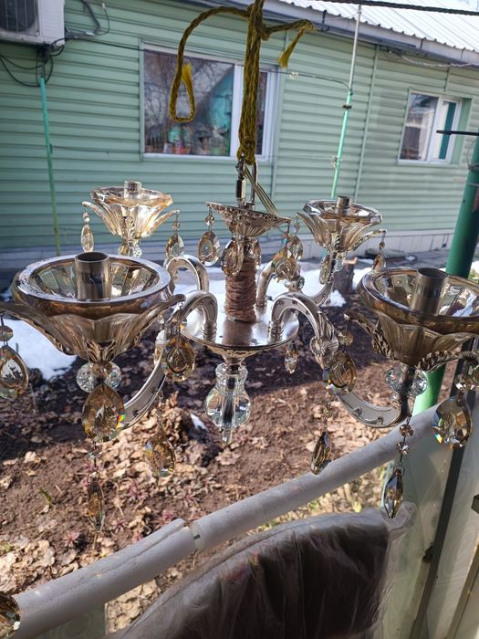 Продам люстру б/у.