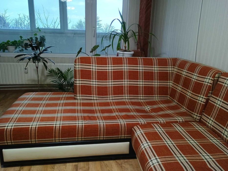 Диван с две вградени ракли