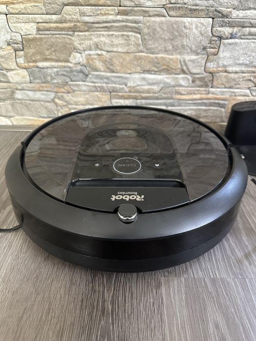 Робот прахосмукачка  Irobot roomba i7 подарък 2 четки ,като Нов