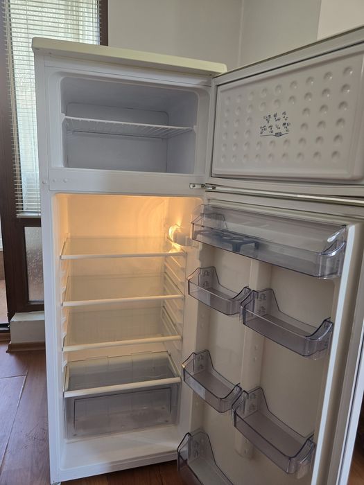 Продава се хладилник с горна камера GAMALUX.Работещ !