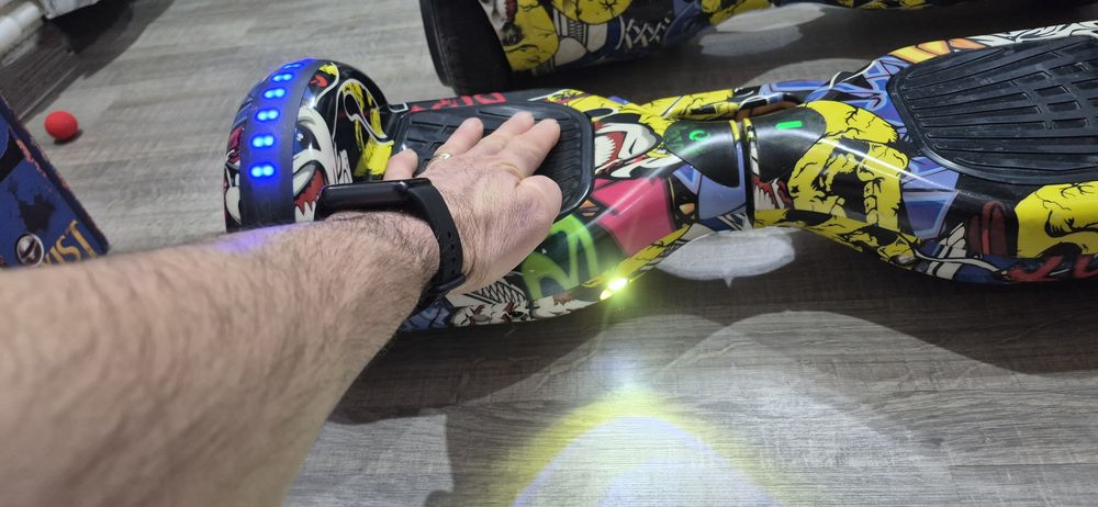 Hoverboard   2 bucăți  la preț  de 1, are  doar o telecomanda