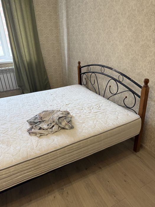 Кровать с матрасом