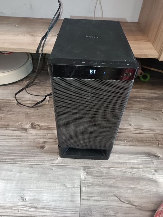 Vând Sony HT-RT3, un sistem home cinema 5.1 cu o putere totală de 600W și conectivitate Bluetooth