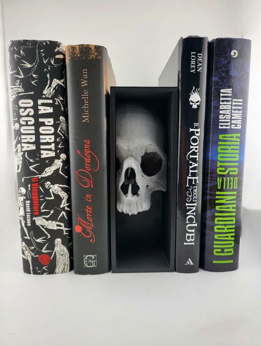 Book Nook cu Craniu Alb – Decor Gothic pentru Bibliotecă