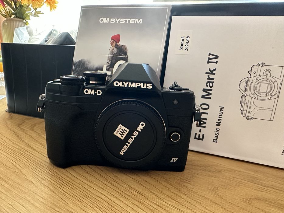 Aparat foto Mirrorless Olympus E-M10 Mark IV Body Silver schimb cu iphone nou de preferat