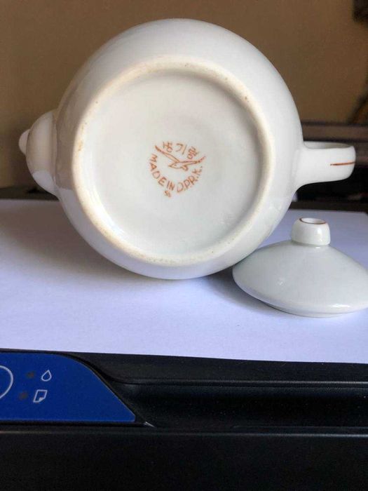 Чайник Ким Ир Сена из чистого фарфора