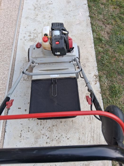 Vând scarificator de iarbă pe benzină Alko.
