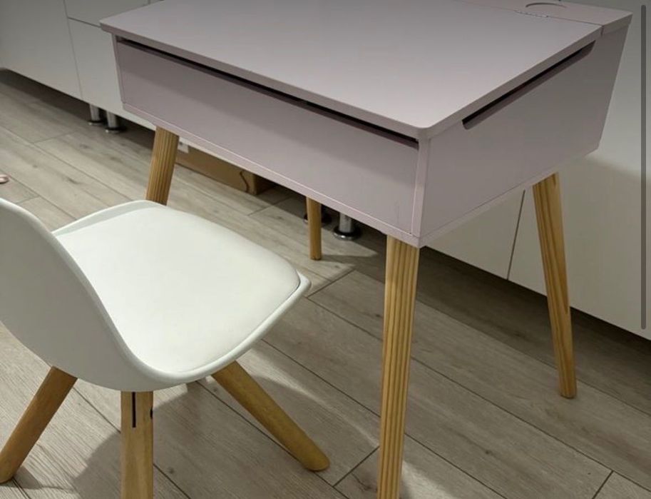 Birou roz de lemn + Scaun alb sezut moale copii in stil scandinav